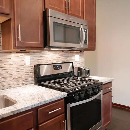 2Br Airy & Tidy Apt With Free Covered Parking - Central Modern Chicago Exterior foto