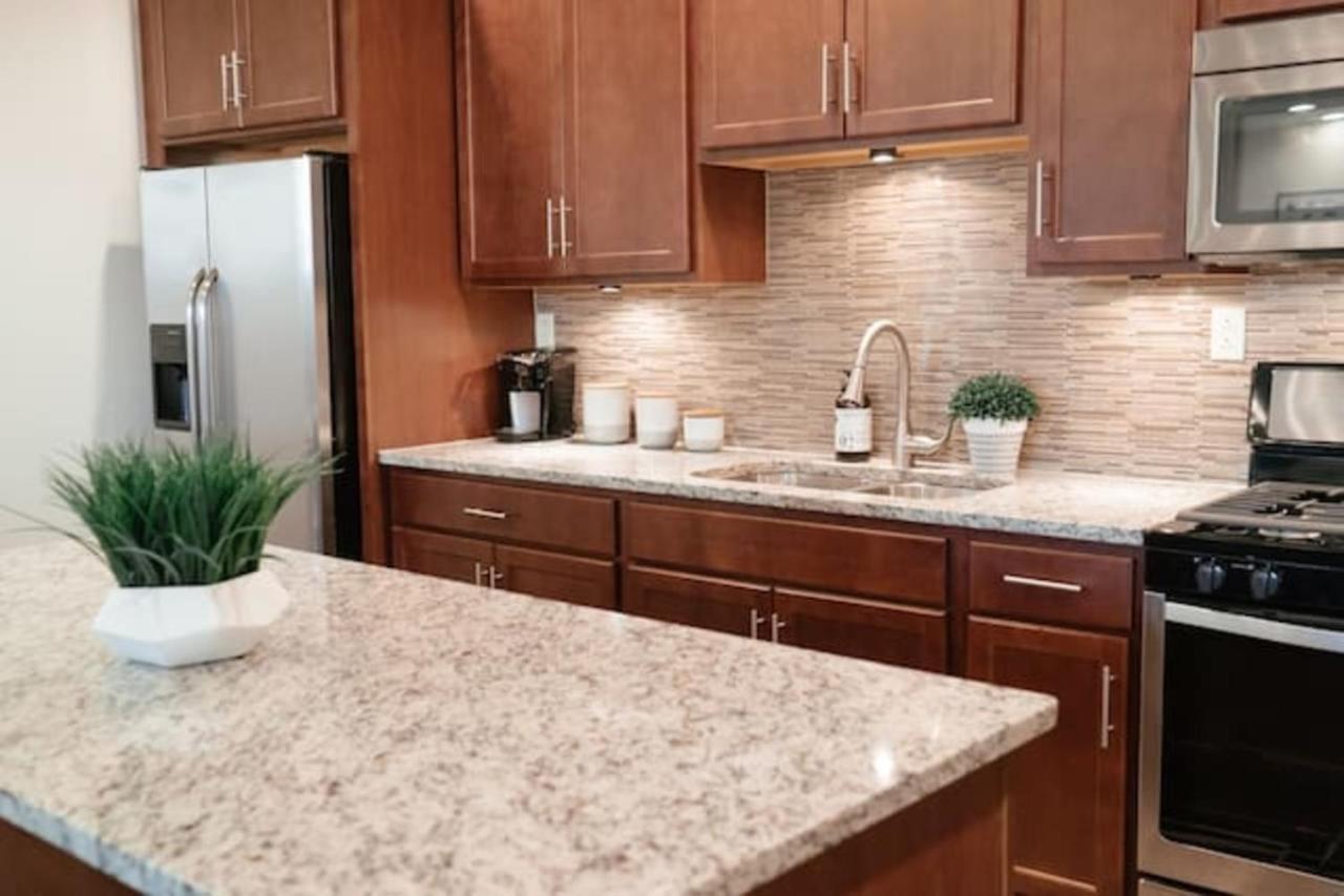 2Br Airy & Tidy Apt With Free Covered Parking - Central Modern Chicago Exterior foto