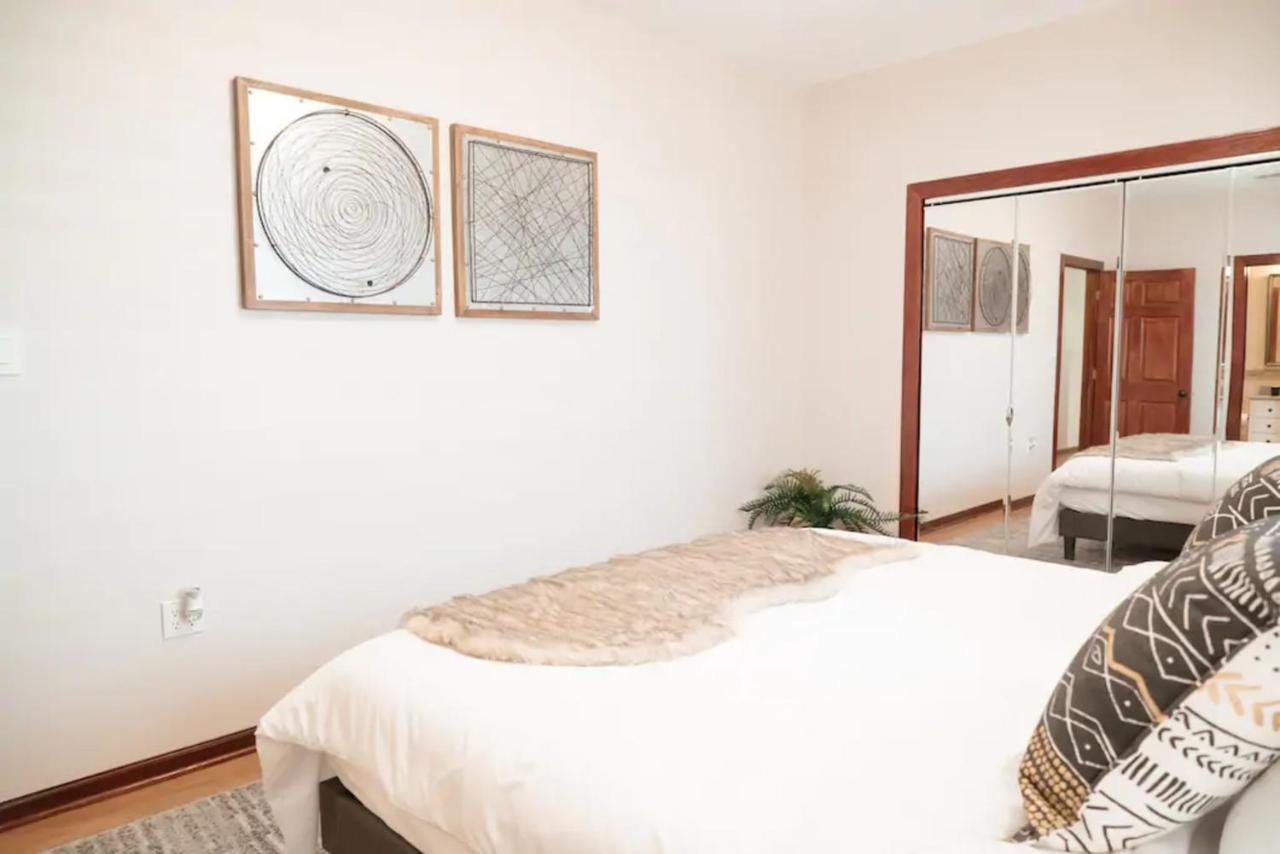 2Br Airy & Tidy Apt With Free Covered Parking - Central Modern Chicago Exterior foto