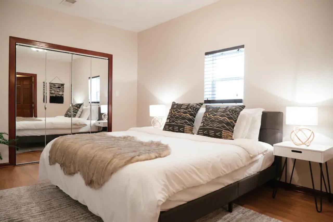 2Br Airy & Tidy Apt With Free Covered Parking - Central Modern Chicago Exterior foto