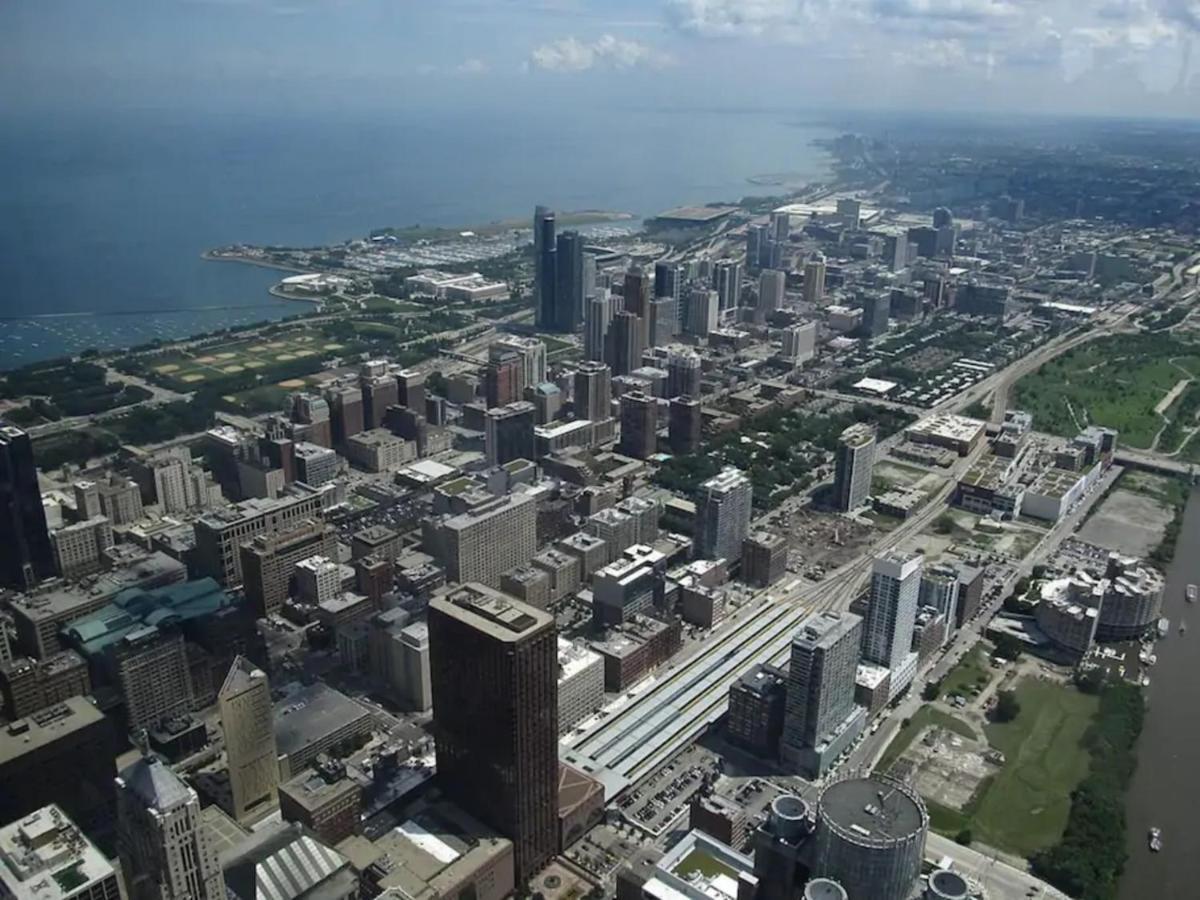 2Br Airy & Tidy Apt With Free Covered Parking - Central Modern Chicago Exterior foto